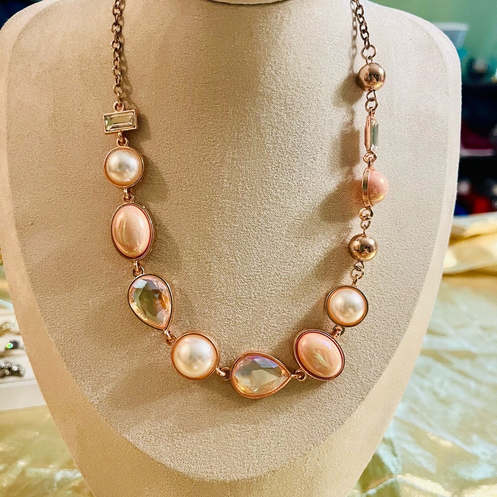 Elegant Pearl and Crystal Necklace
